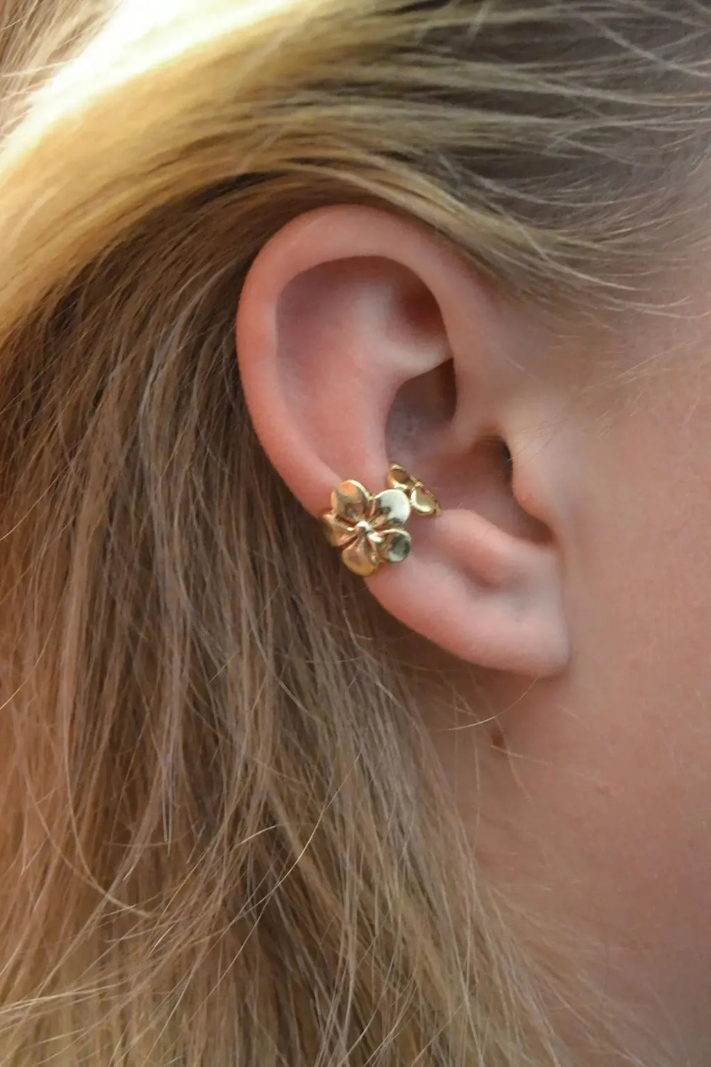 Gold starfish and conch shell earrings for women with animal zodiac designs