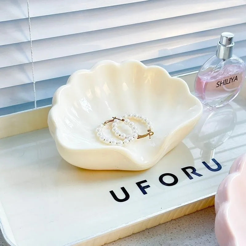 Plastic shell soap dish in Pearl White or Cherry Blossom Pink measuring 12x9x5.5cm for bathroom use