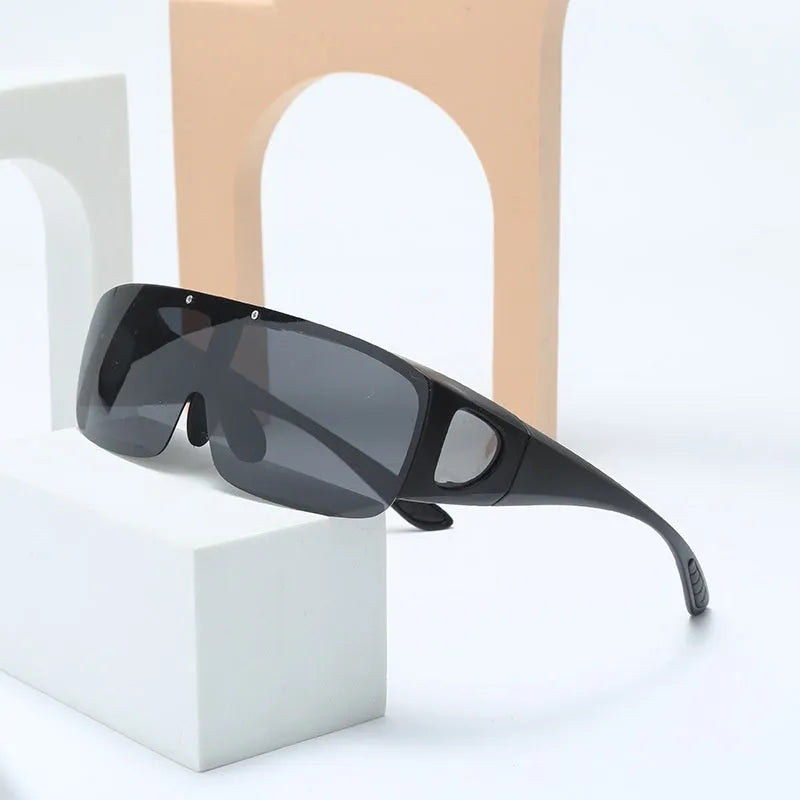 Polarised one-piece myopia sunglasses for mountain climbing and biking with multiple lens colour options