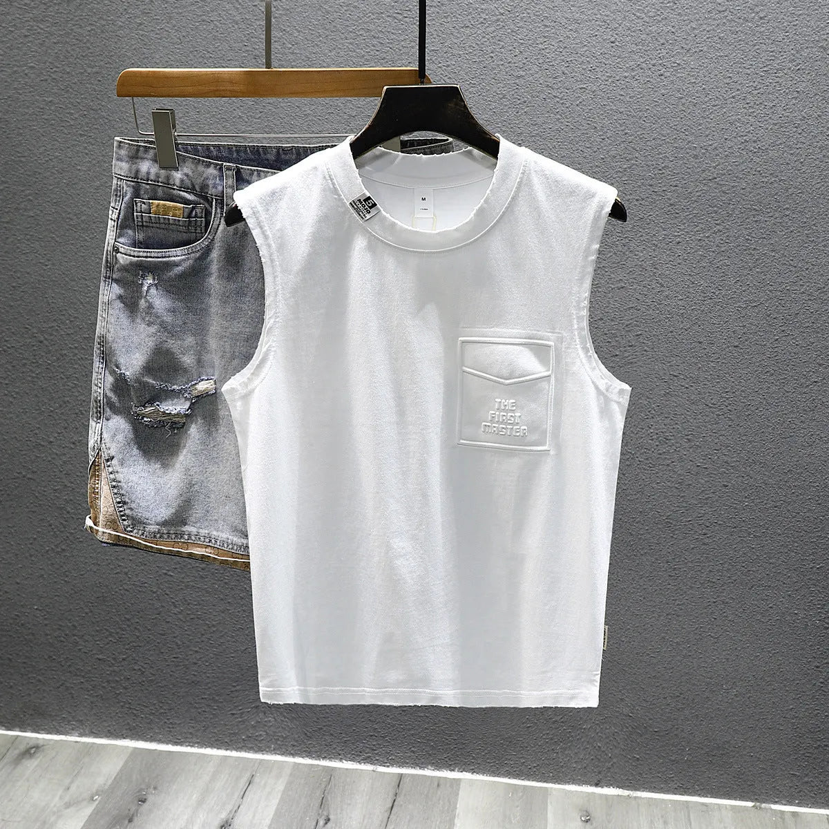 Solid colour cotton sleeveless t-shirt in loose fit with straight hem design