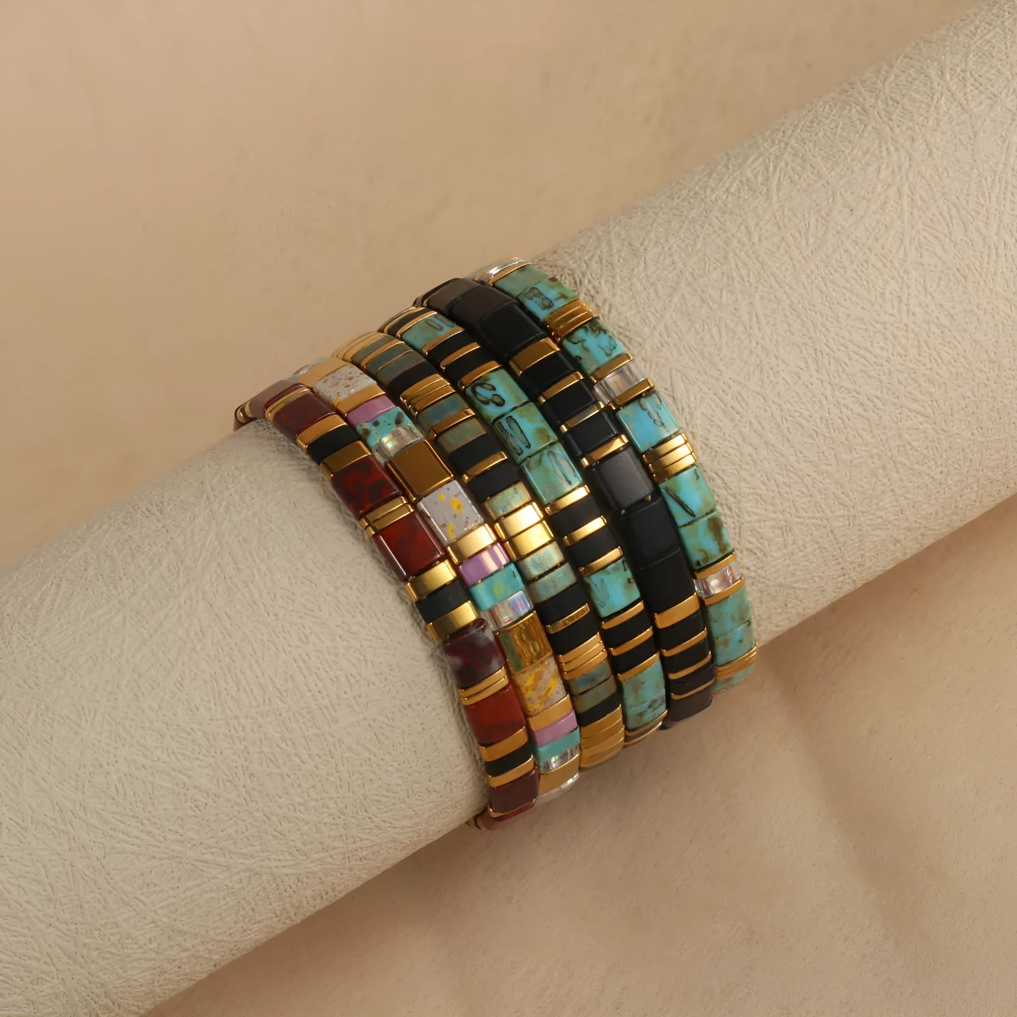 Geometric glass bead bracelet in round design with coloured glaze accents