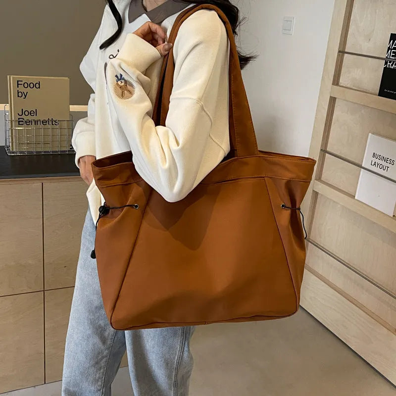 Folding Oxford cloth shoulder tote bag in five colour options showing casual street style