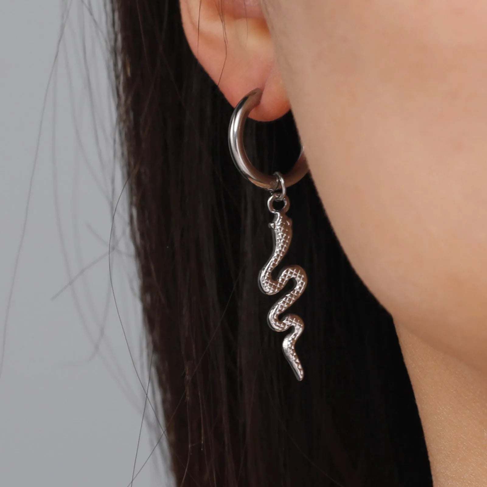 Gold plated stainless steel vintage snake-shaped clip earrings for women