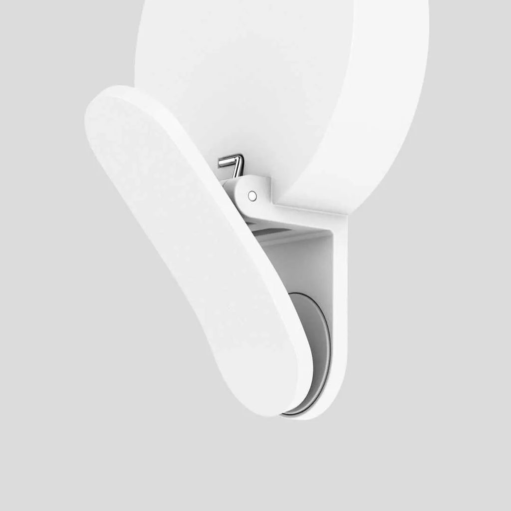 White selfie fill light with 9 LED lamp beads and three-level dimming on a mobile phone