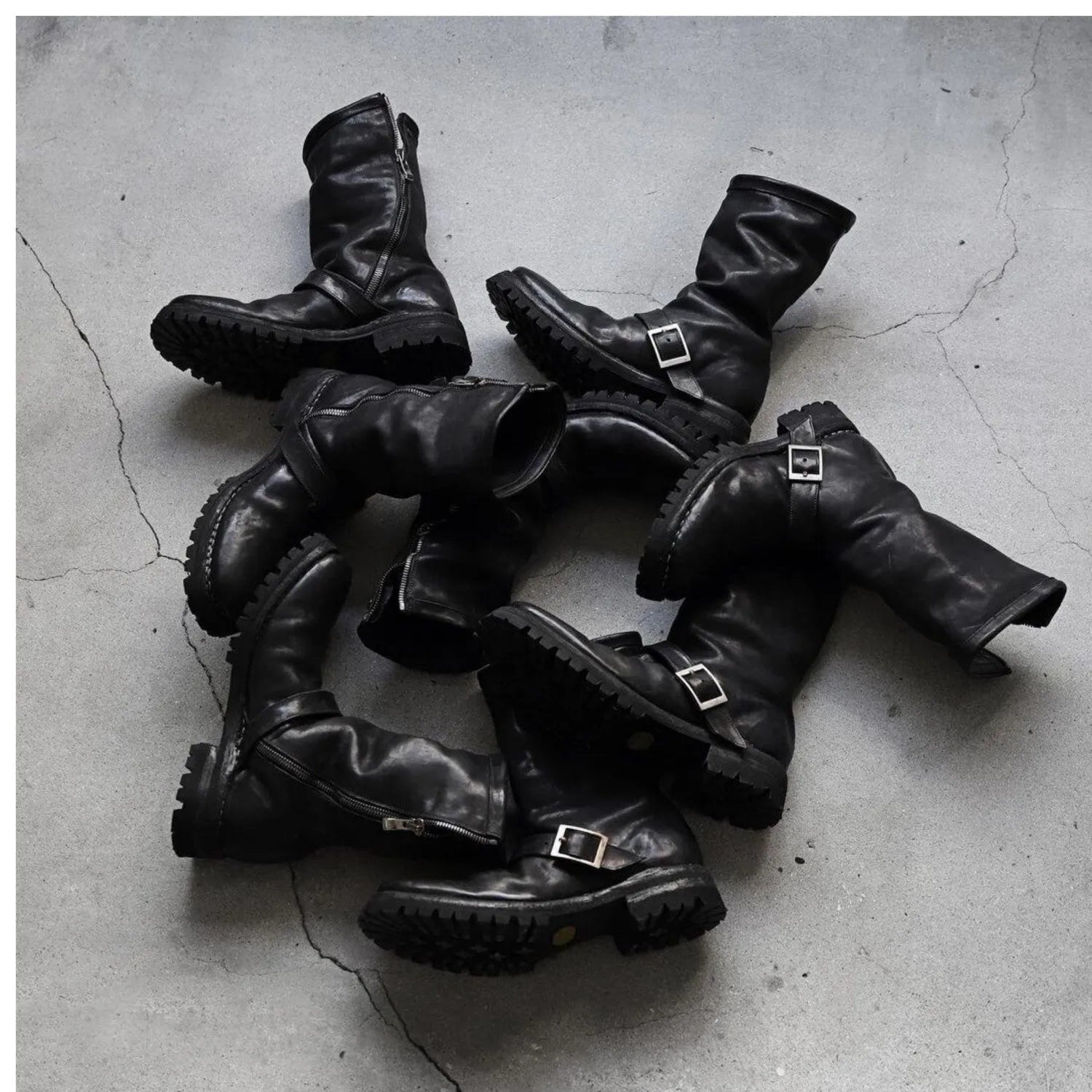 Men's retro Martin boots with round toe and side zipper in black colour options