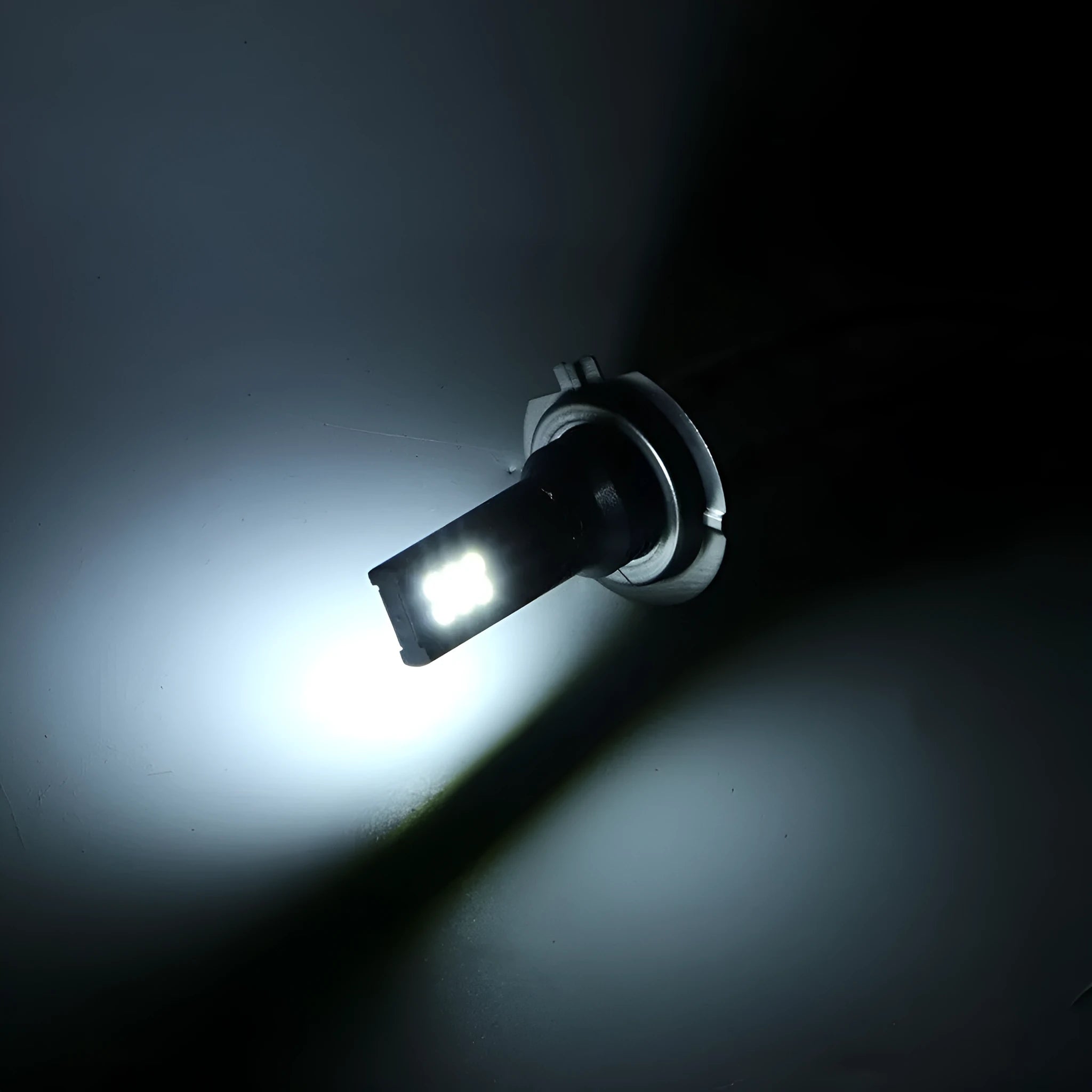 White H7 LED fog lights for cars with 12 SMD 3030 beads and aluminium housing