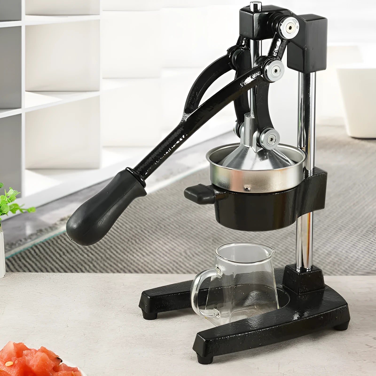 Cast iron manual citrus juicer with stainless steel strainer, 40cm height, in black colour