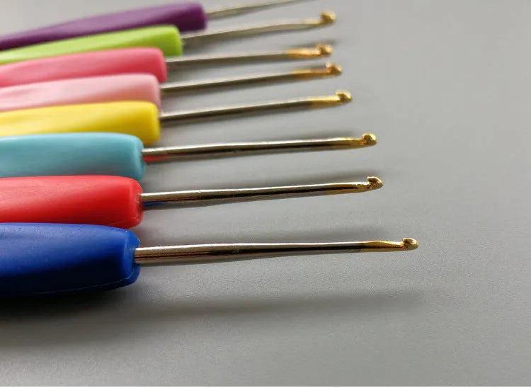 Complete set of 16 crochet hooks with thick and thin plastic handles in sizes 1.0mm to 6.0mm with PU storage bag