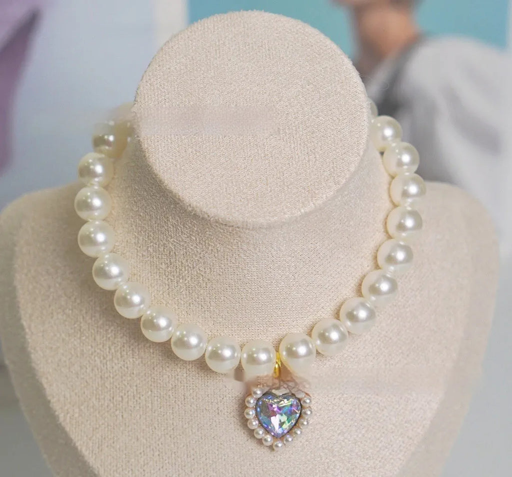 Pearl necklace love gem cat collar in single layer pink on a light background