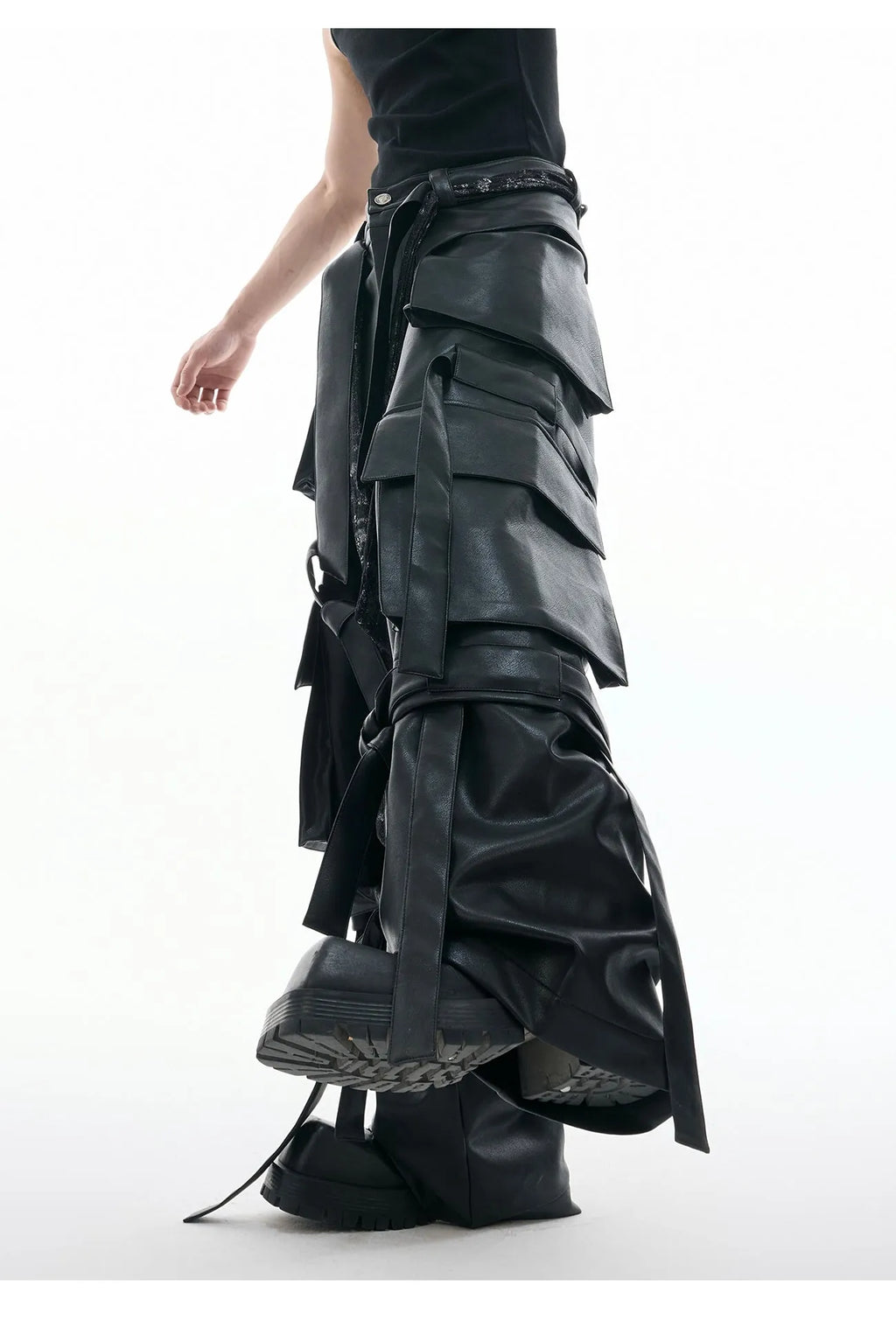 Black loose-fit quilted casual pants with multiple pockets and ribbon detailing.