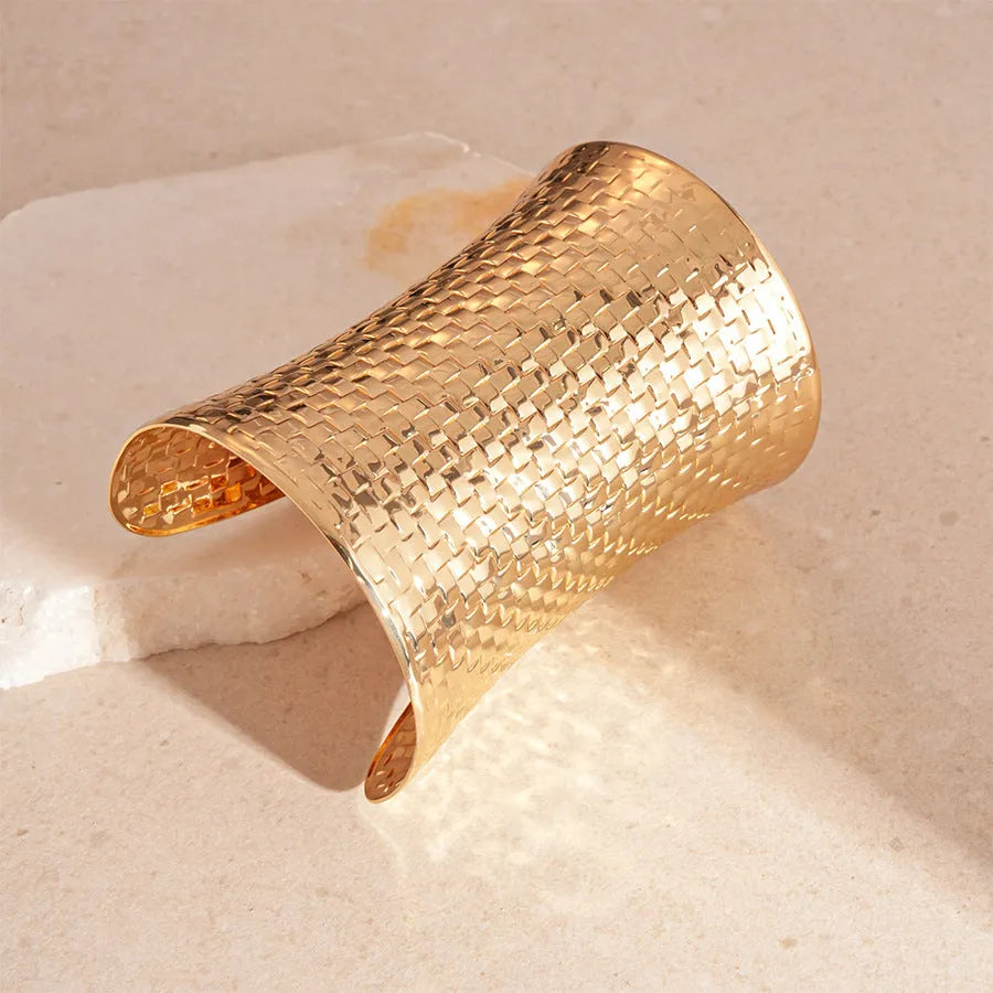Women's vintage exaggerated round metal bracelet in gold, 6.5 x 9.7 cm, electroplated finish