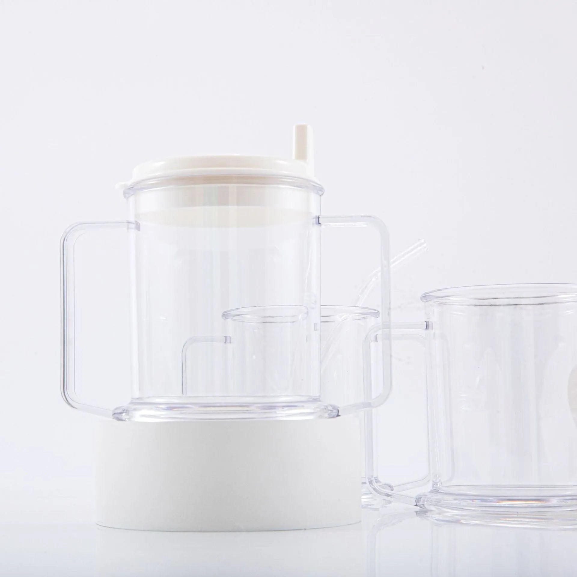 Transparent plastic drinking cup with spill-proof lid, 350ml capacity