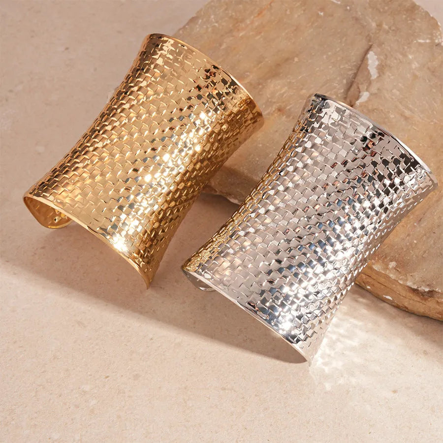Women's vintage exaggerated round metal bracelet in gold, 6.5 x 9.7 cm, electroplated finish