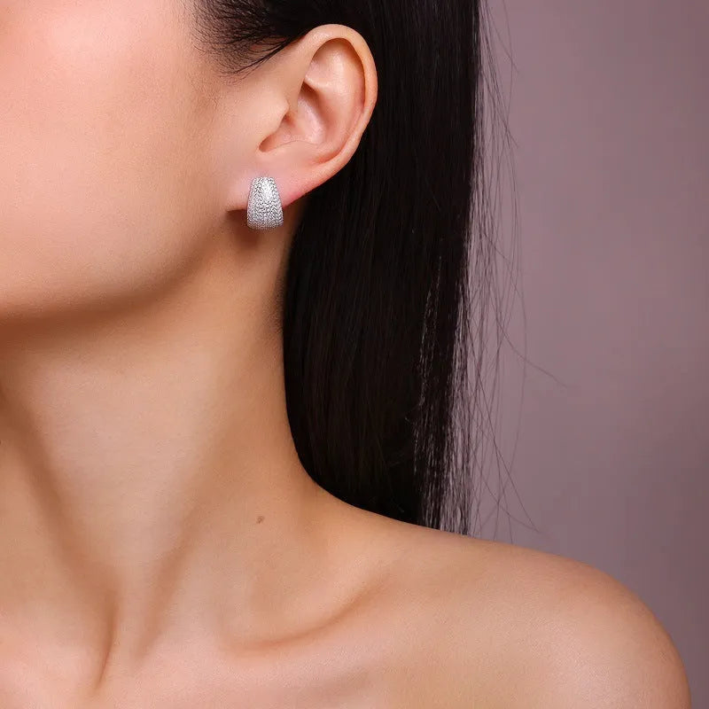 Geometric S925 sterling silver ear studs with D-E colour moissanite stones