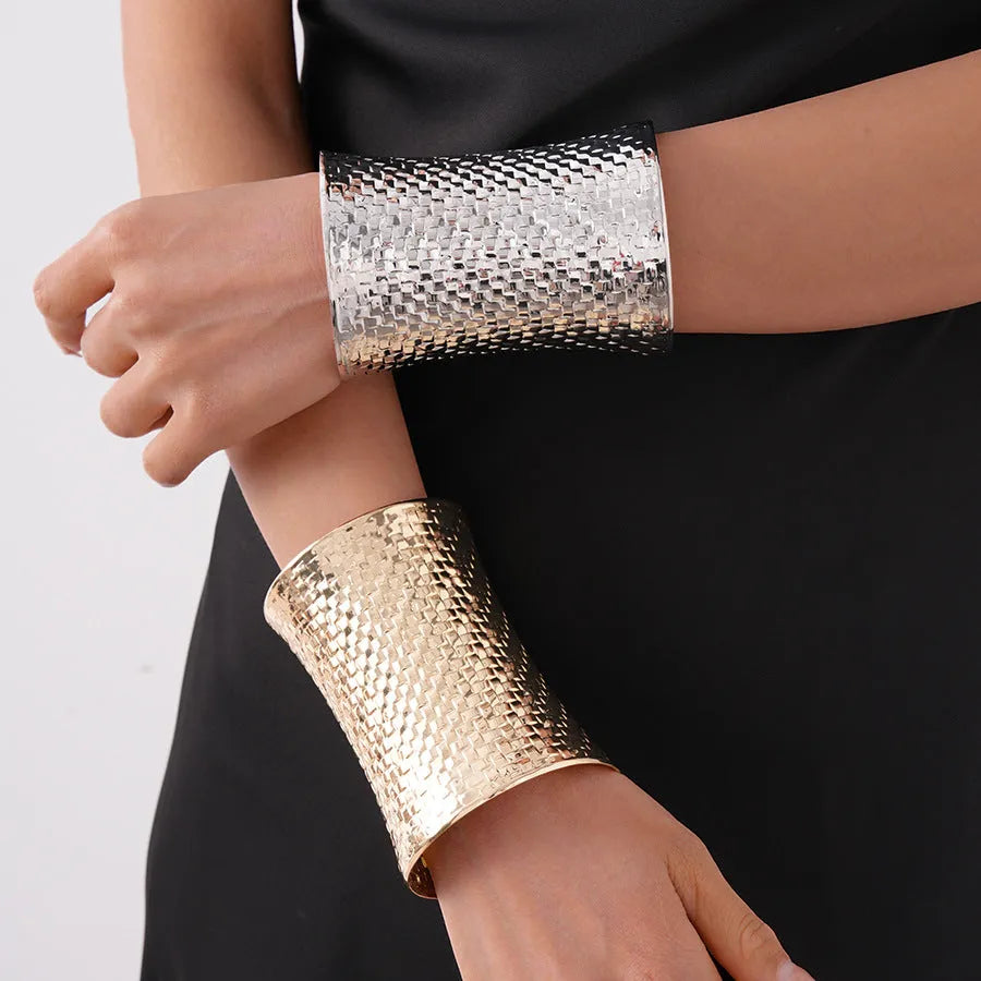 Women's vintage exaggerated round metal bracelet in gold, 6.5 x 9.7 cm, electroplated finish