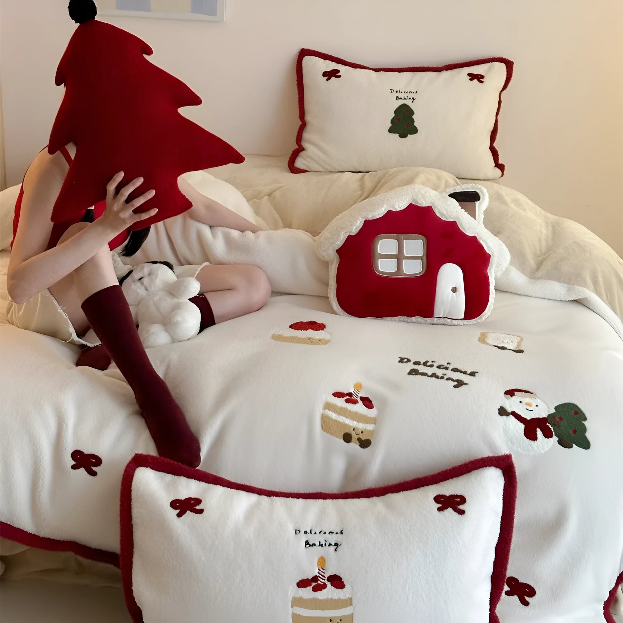 Winter Christmas cartoon bedding four-piece set with Snowflake Milk Pastry pattern on polyester duvet cover and pillowcases