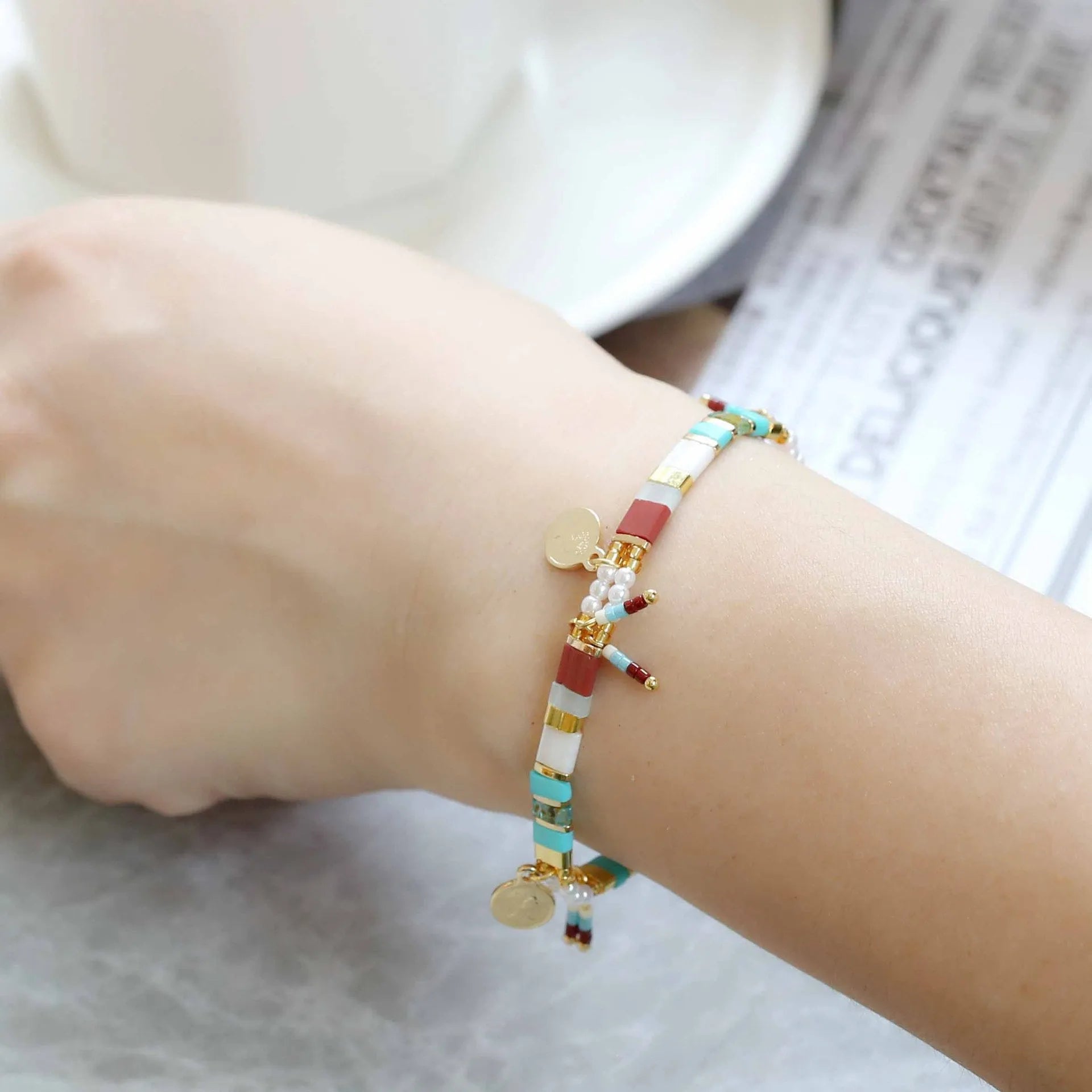 Women's imitation pearl beaded bracelet in European glass colour style with six colour options