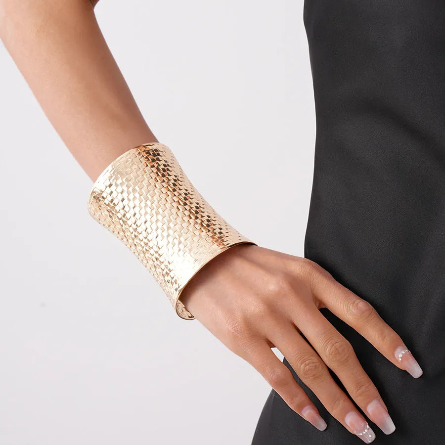 Women's vintage exaggerated round metal bracelet in gold, 6.5 x 9.7 cm, electroplated finish