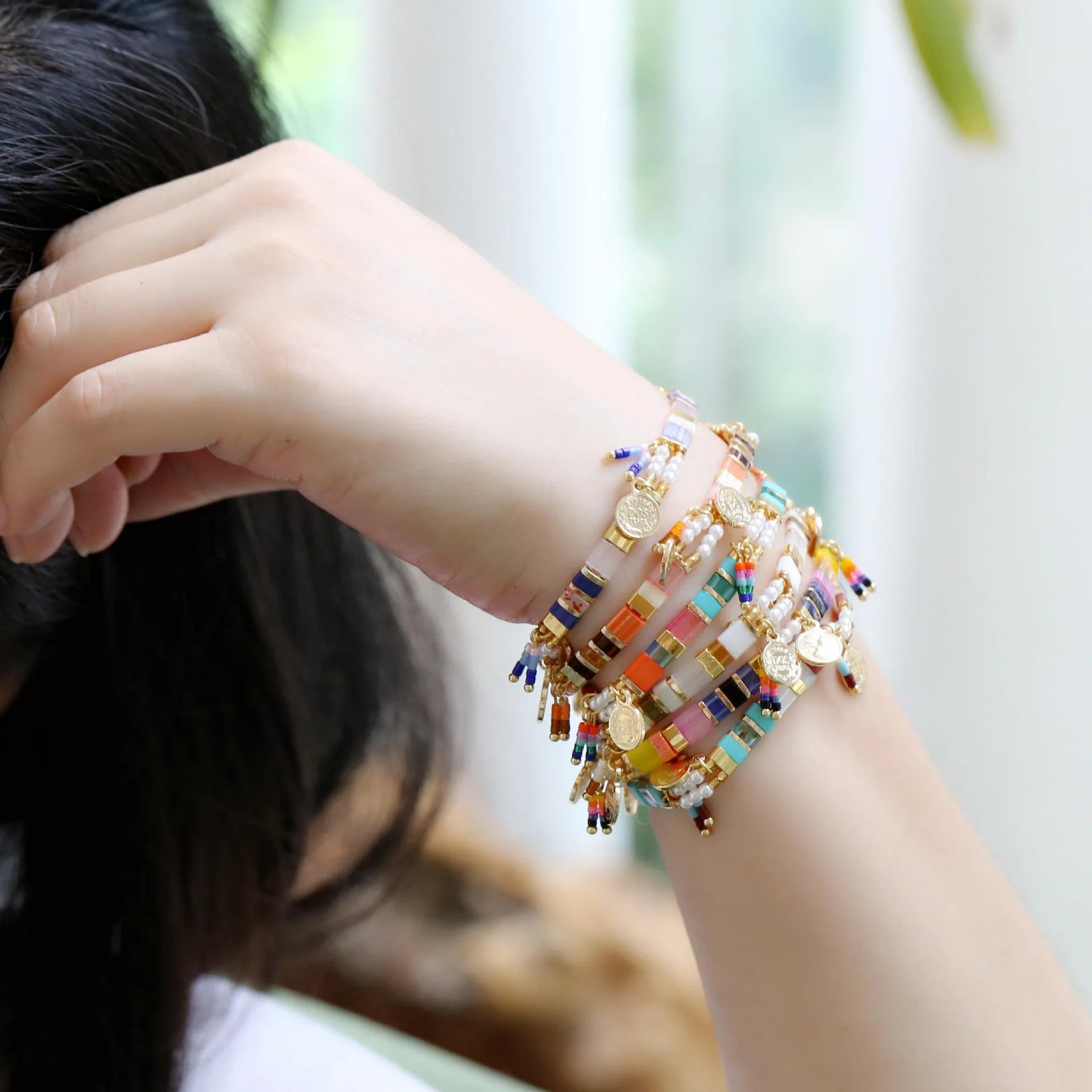 Women's imitation pearl beaded bracelet in European glass colour style with six colour options