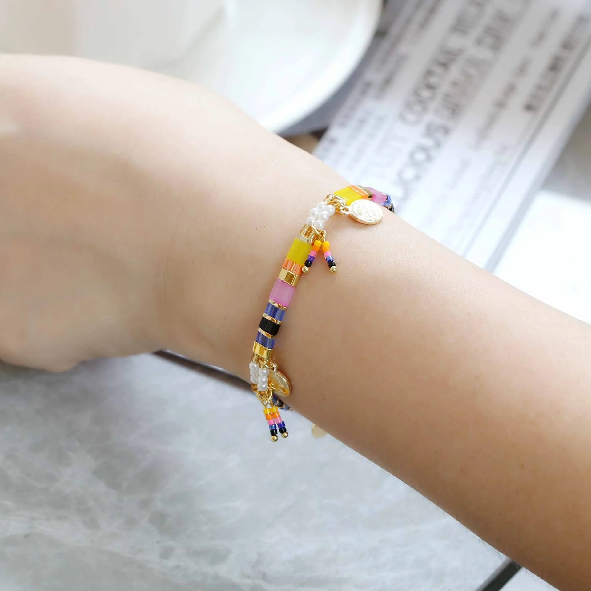 Women's imitation pearl beaded bracelet in European glass colour style with six colour options
