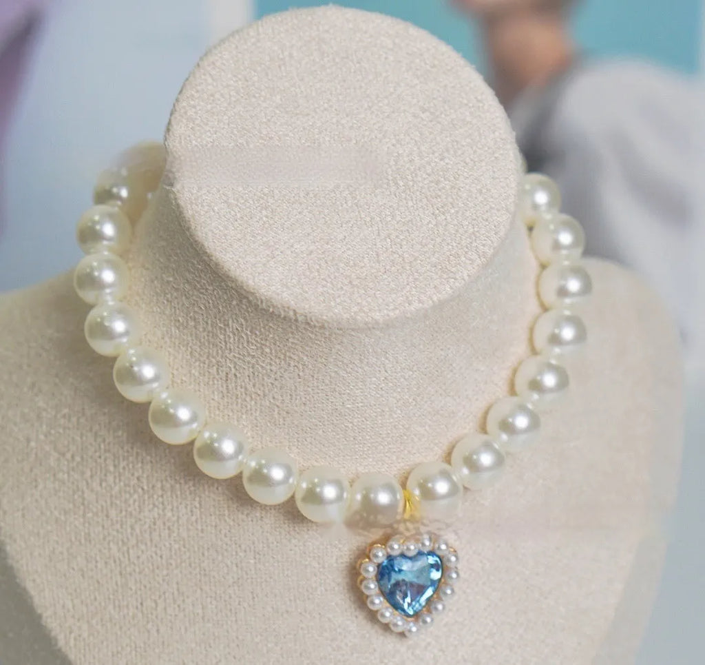 Pearl necklace love gem cat collar in single layer pink on a light background