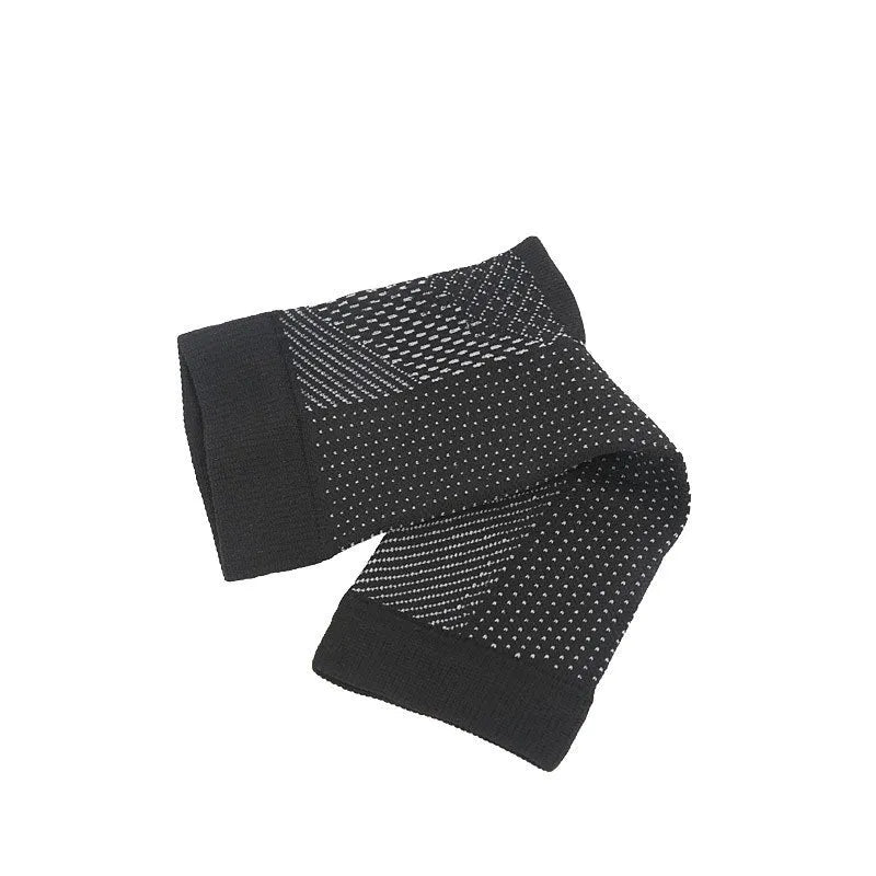 Korean-style invisible pressure sports socks in black and white nylon with short tube length