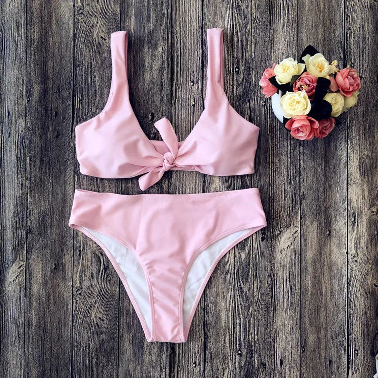Solid colour women's polyester bikini set in black, displayed on a mannequin.