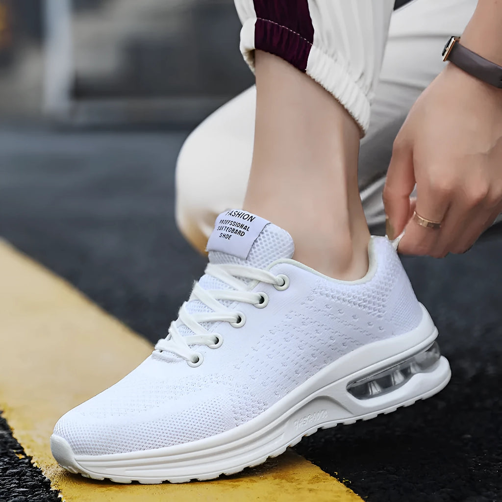 Casual flyknit breathable light running shoes in black with round toe and PU sole