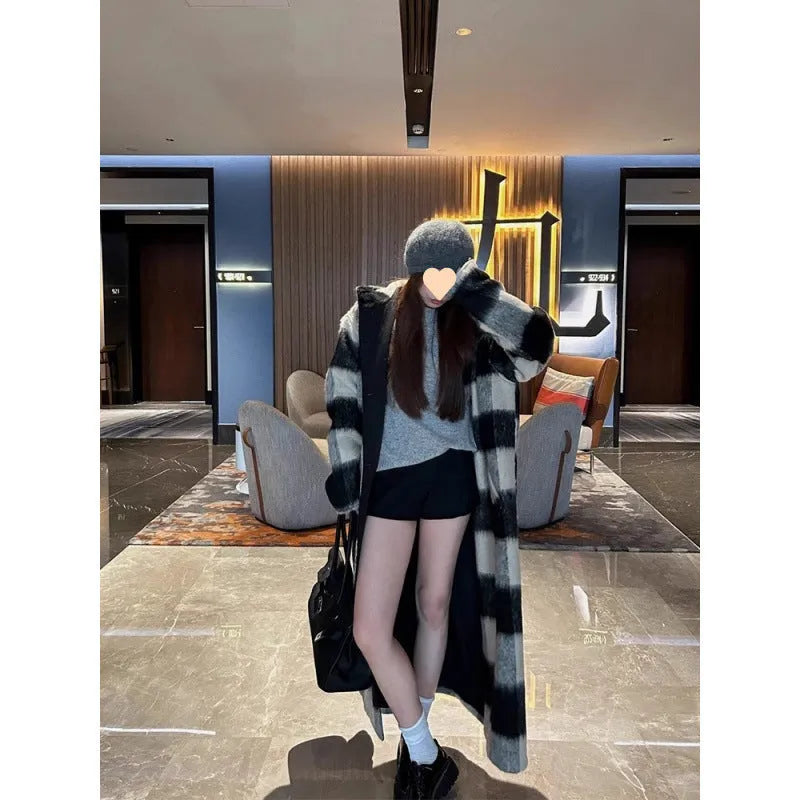 Season warm woolen coat mid-length loose fit polyester plaid cloak in beige black winter outerwear