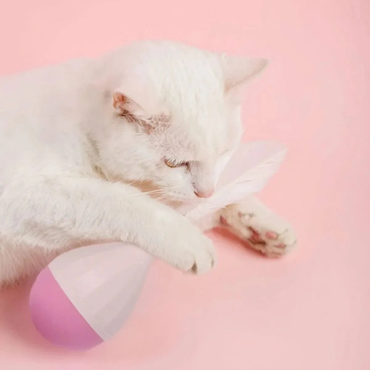 Feather tumbler cat toy with bite-resistant ABS body and goose feathers in green colour