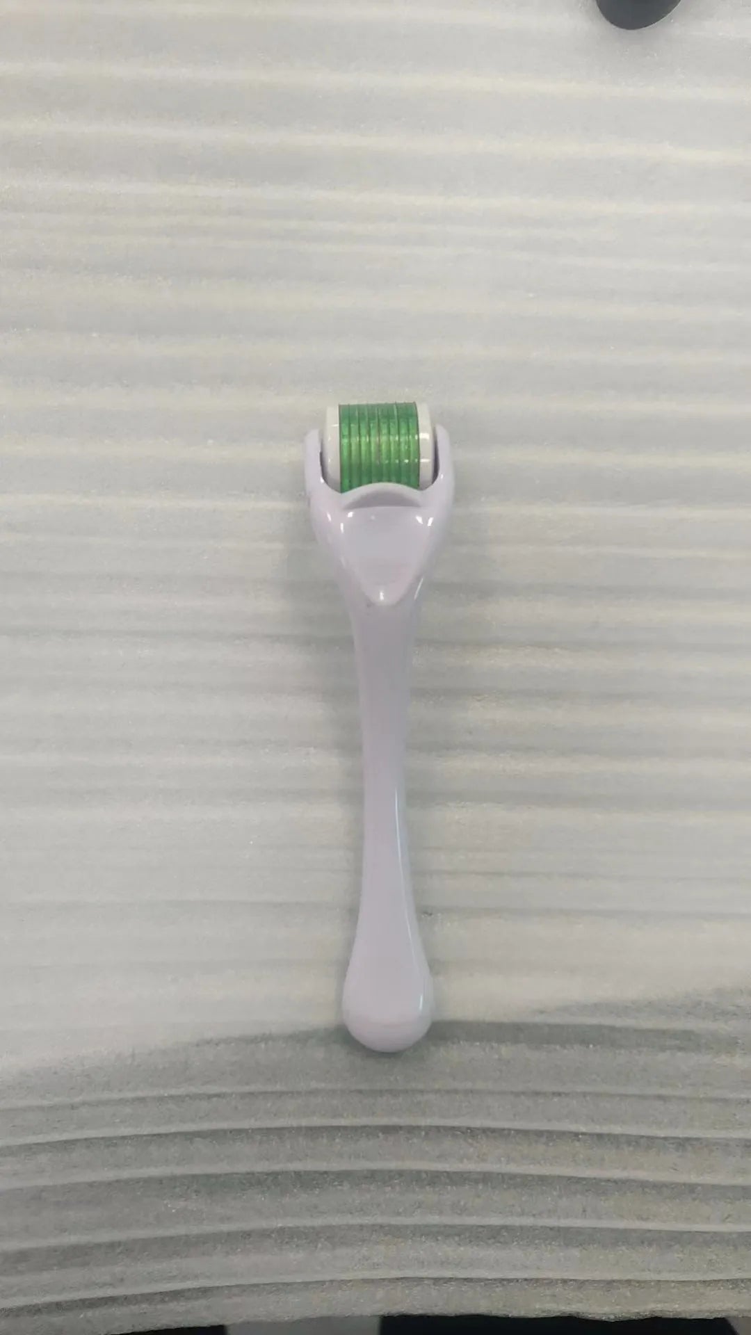 Mechanical derma roller pen with colour options and three needle size specifications for microneedling