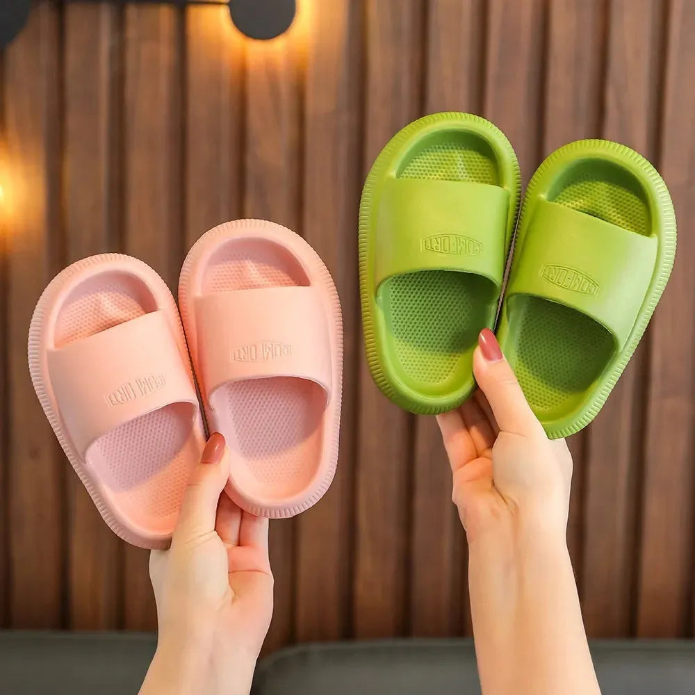 Children's EVA slippers with mixed colour upper and injection-moulded slip-resistant sole