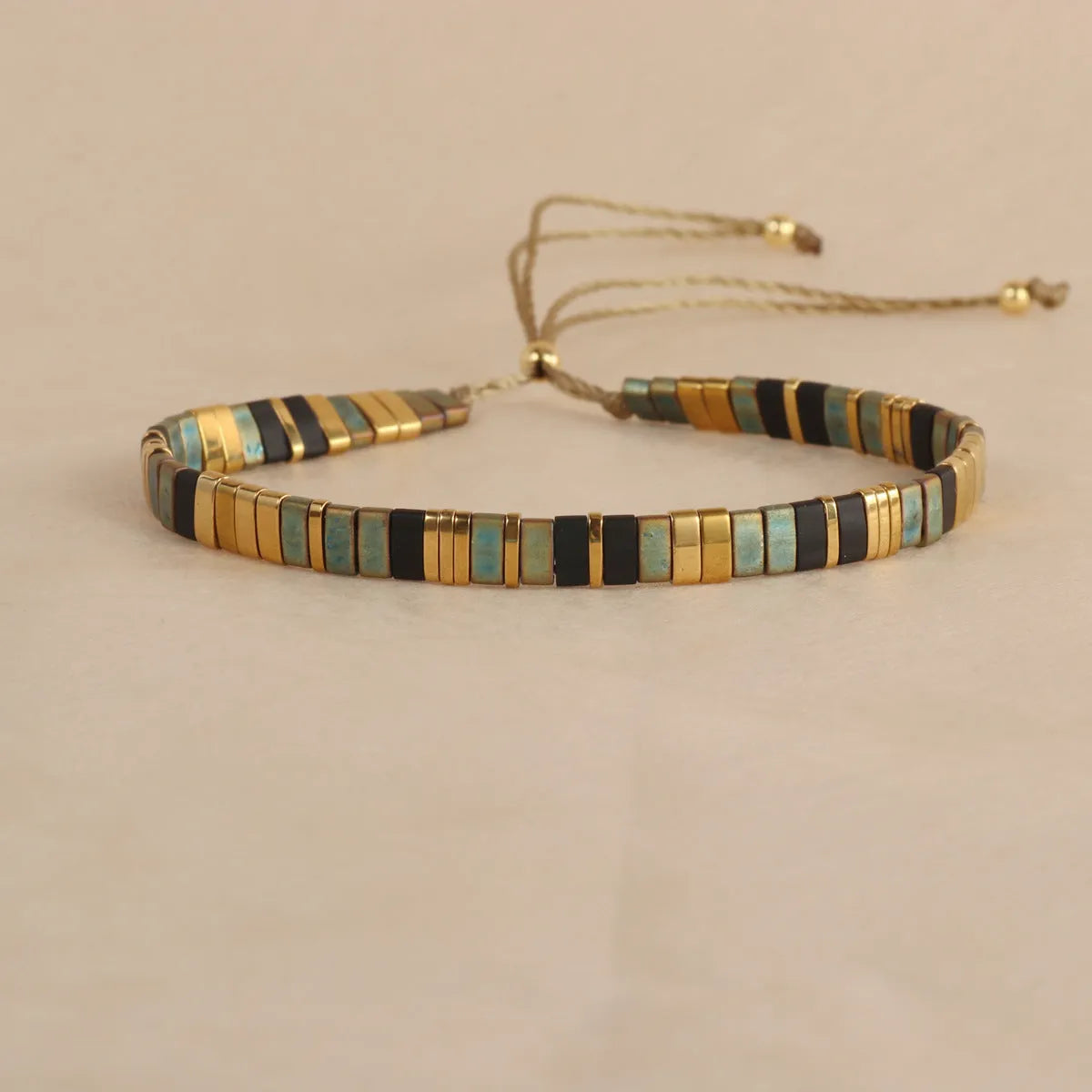 Geometric glass bead bracelet in round design with coloured glaze accents