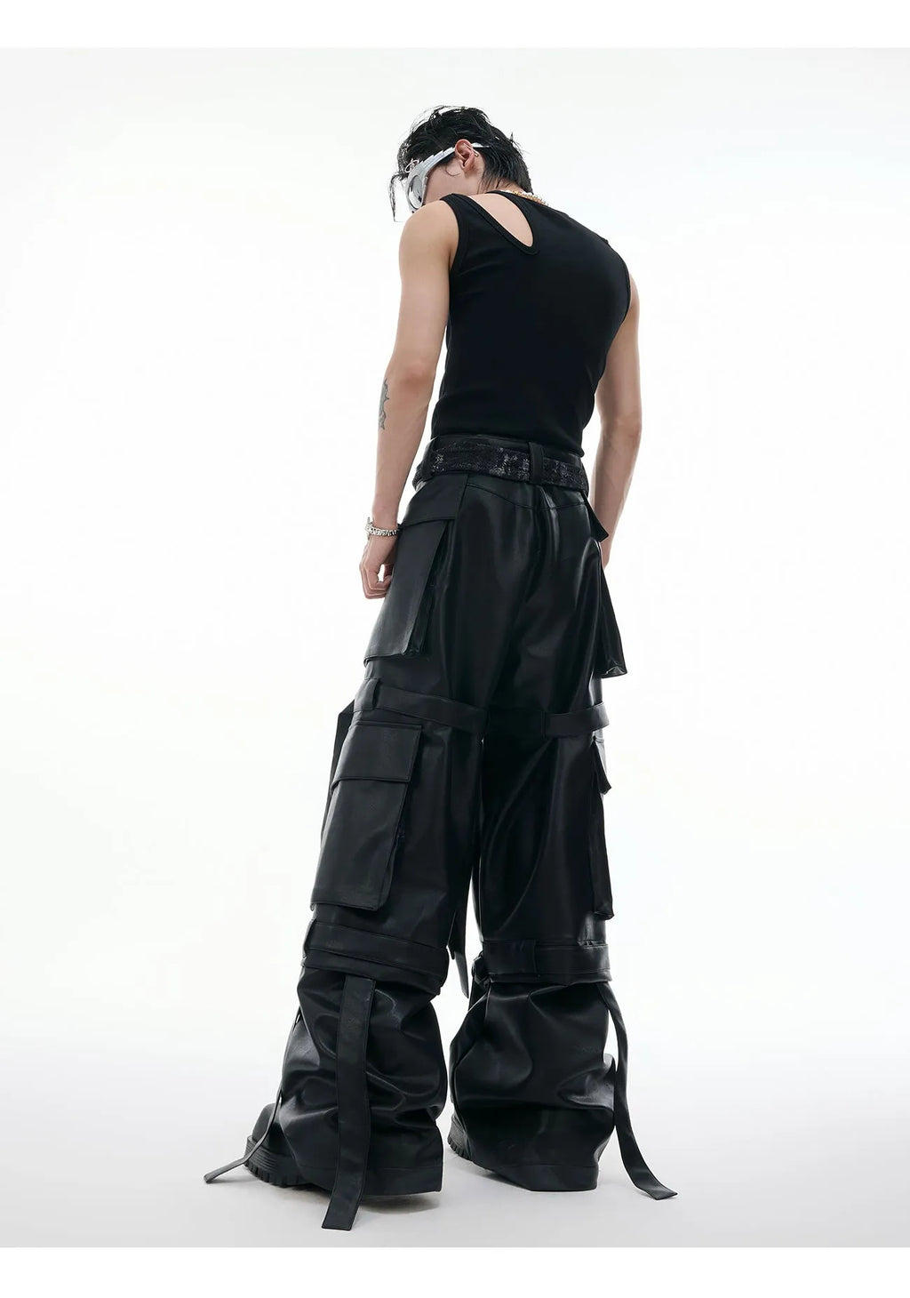Black loose-fit quilted casual pants with multiple pockets and ribbon detailing.