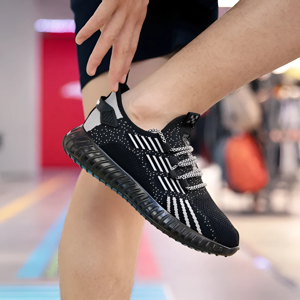 Men's white breathable flying fabric sports shoes with mesh lining and low-top platform design