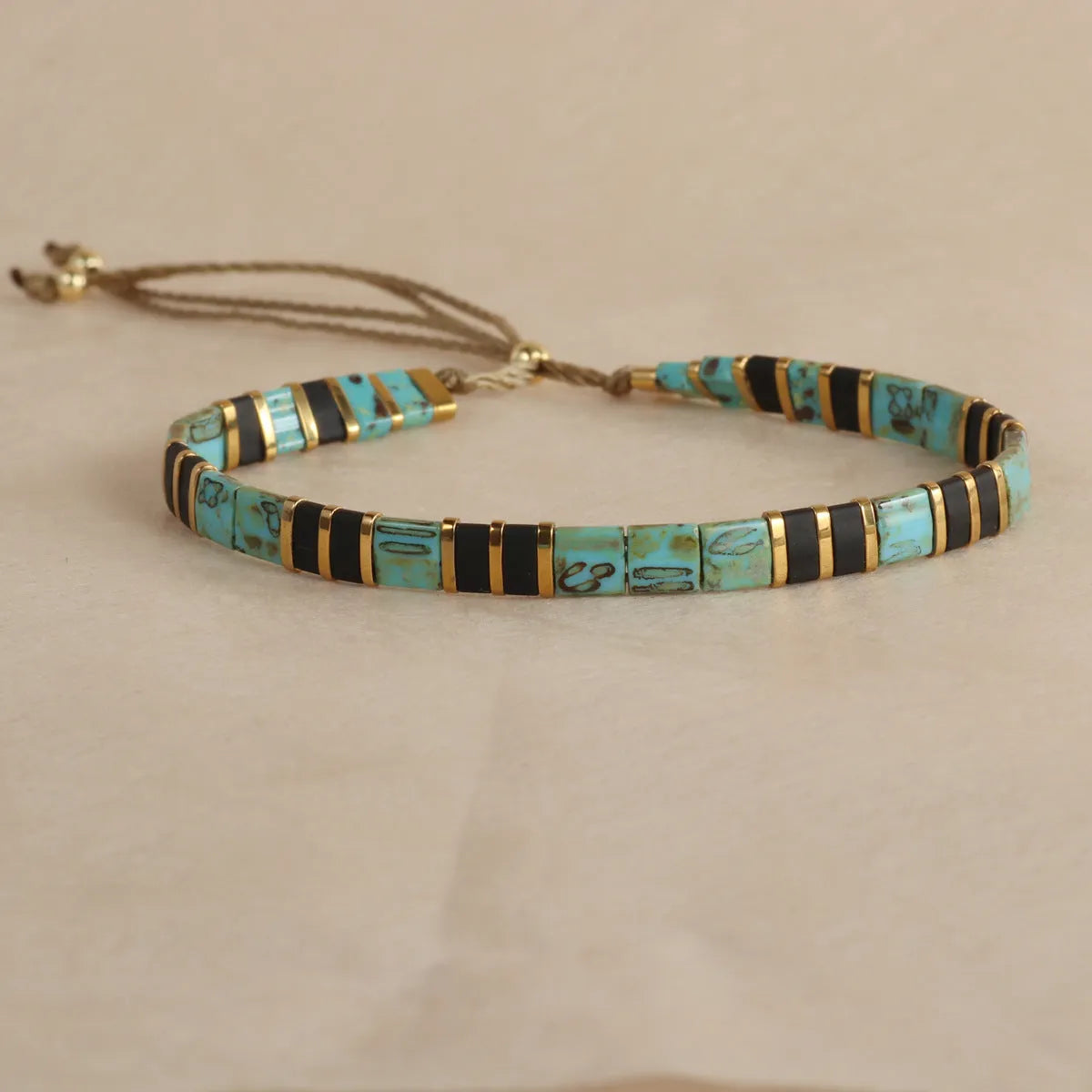 Geometric glass bead bracelet in round design with coloured glaze accents