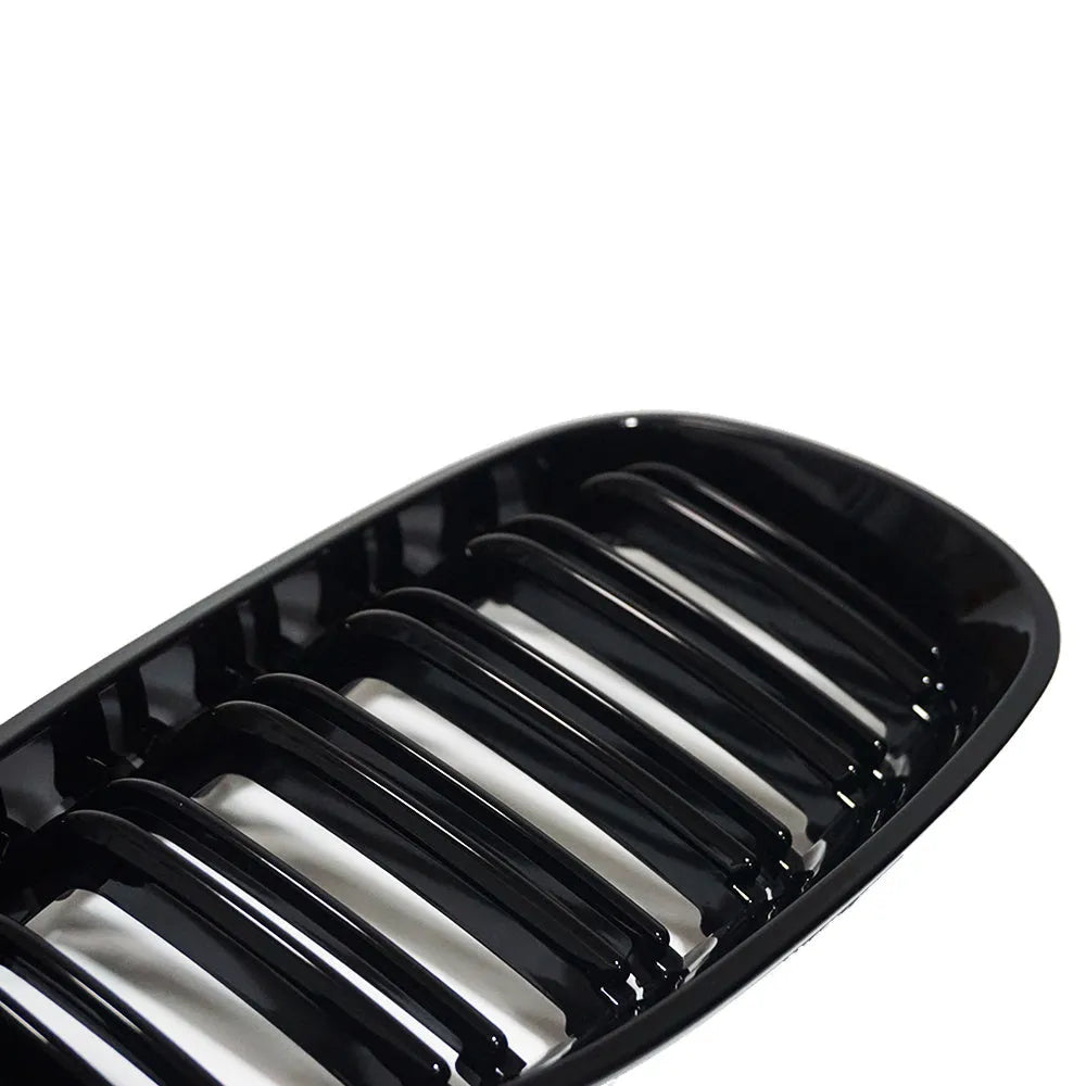 Pair of ABS carbon fibre grilles for BMW 5 Series E60 and E66 with textured surface