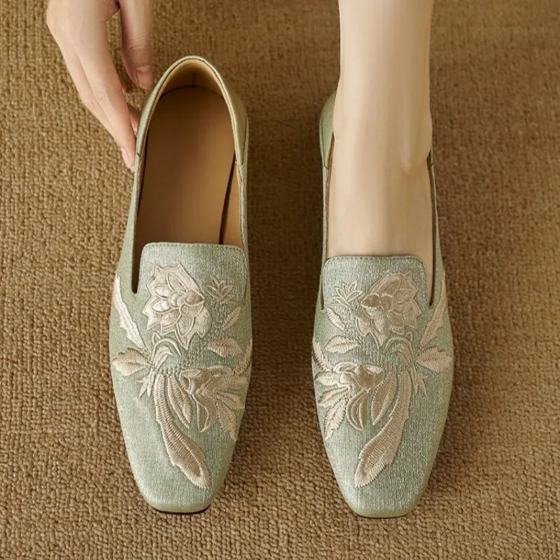 Women's embroidery low-cut flat pump in black, round toe with cloth upper and pigskin lining