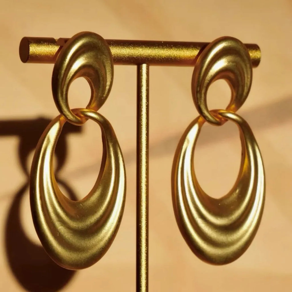 Gold double circle French retro earrings with U-shaped silhouette and quicksand-coloured finish