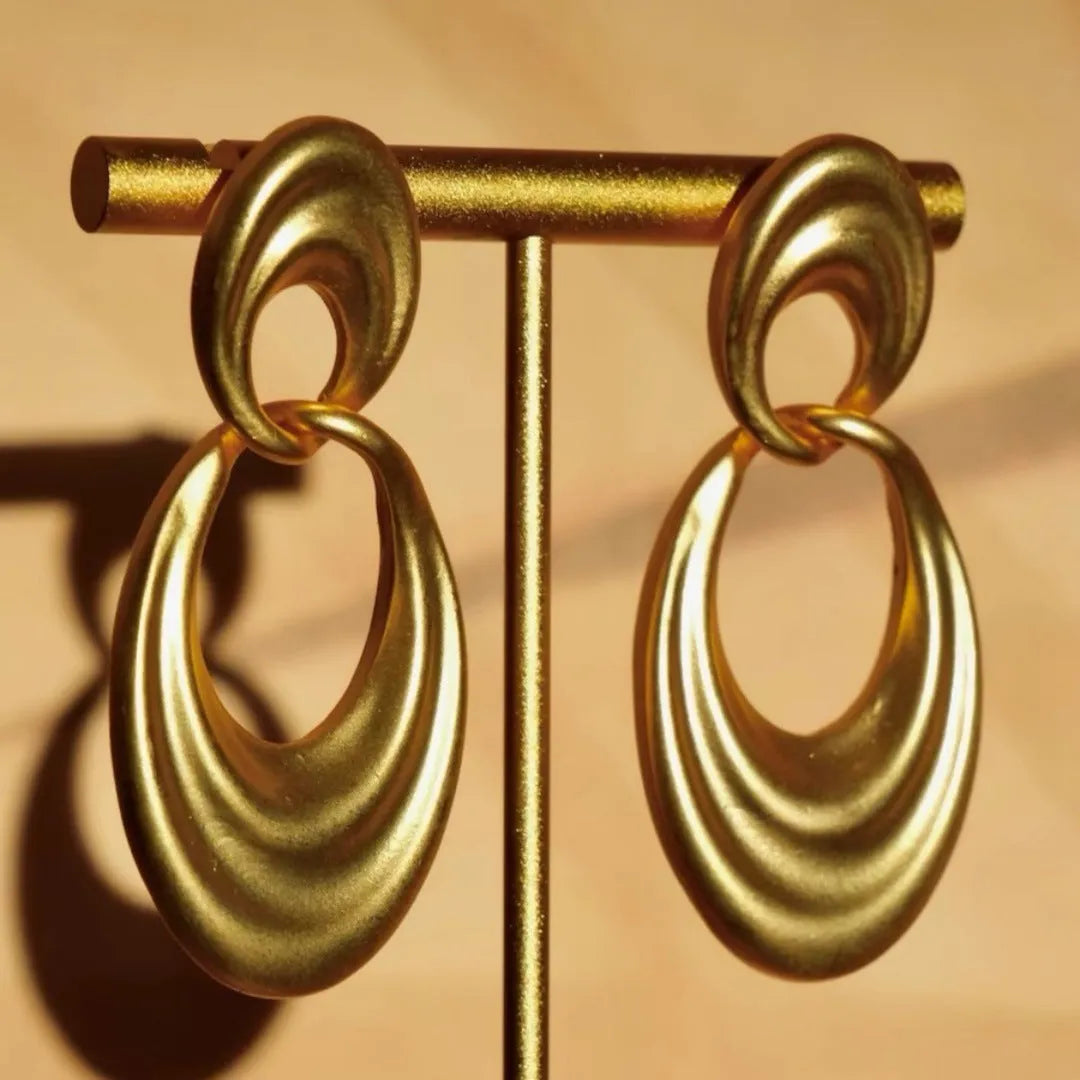 Gold double circle French retro earrings with U-shaped silhouette and quicksand-coloured finish