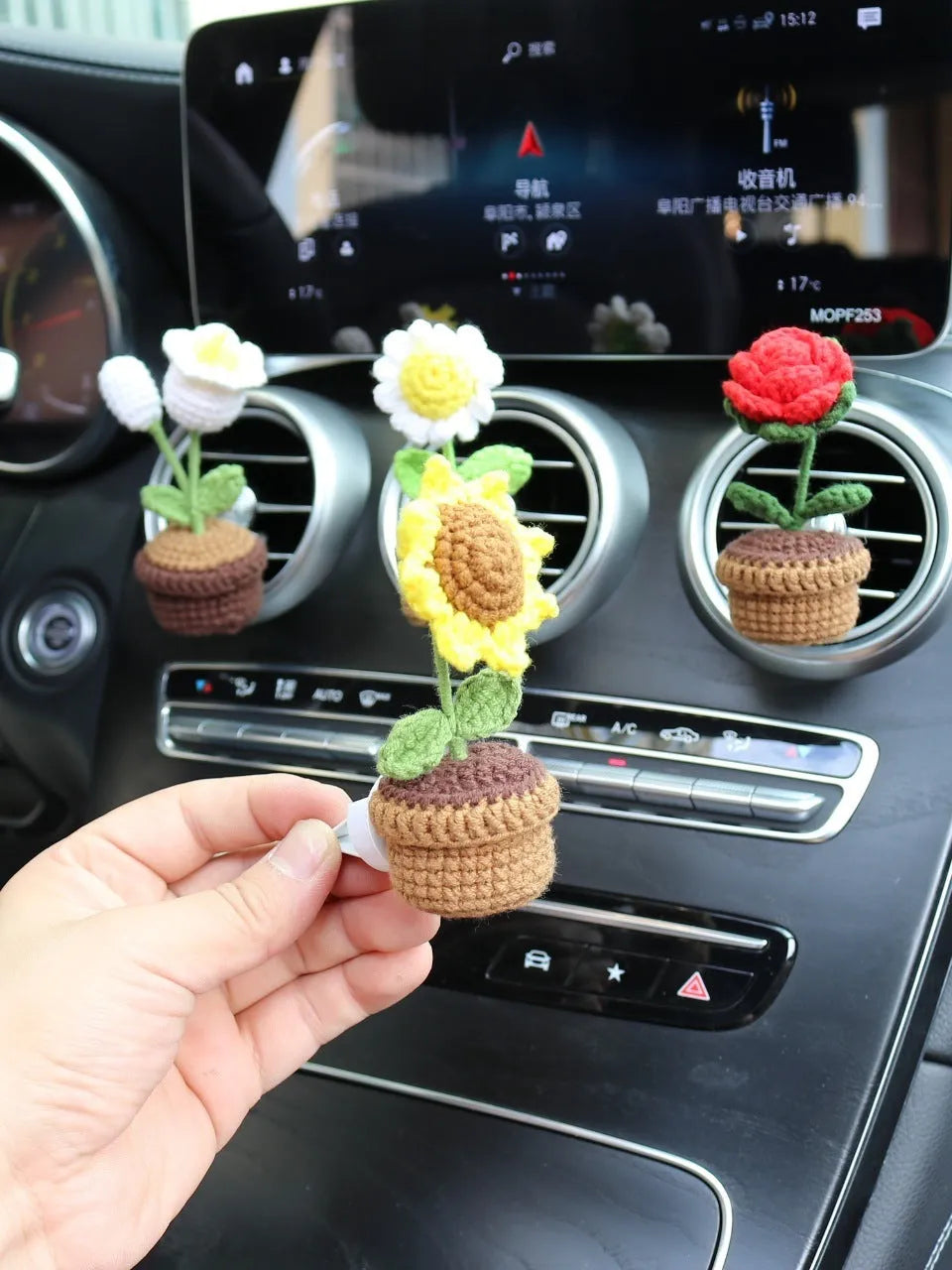 Creative wool potted plant car air outlet clip aromatherapy pendant in floral tone, 4x8cm