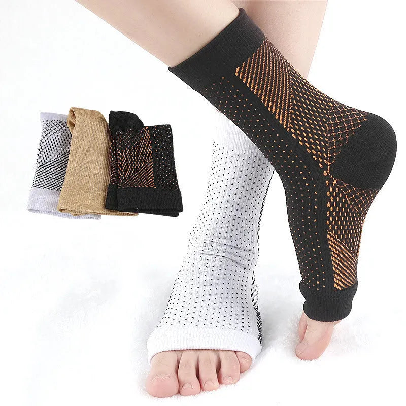 Korean-style invisible pressure sports socks in black and white nylon with short tube length