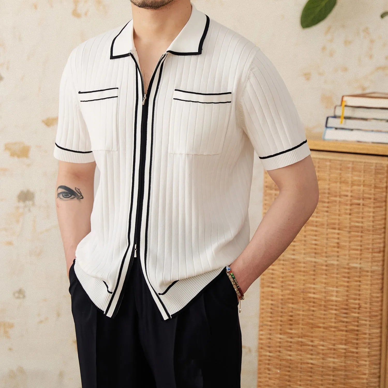 Slim elastic short-sleeved polo shirt with lapel collar in black or white colours
