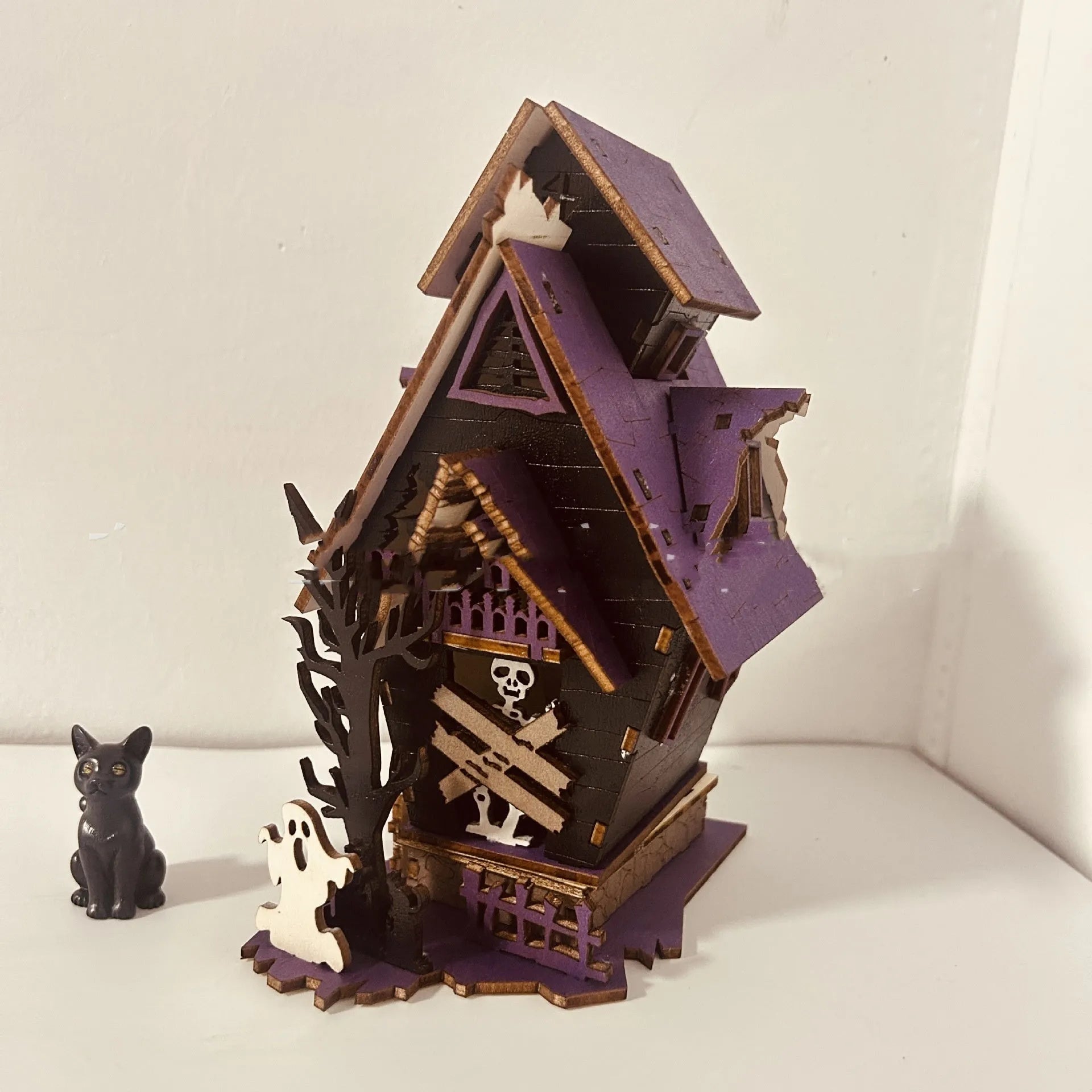 DIY wooden Halloween haunted house table decoration with luminous design and candlestick function