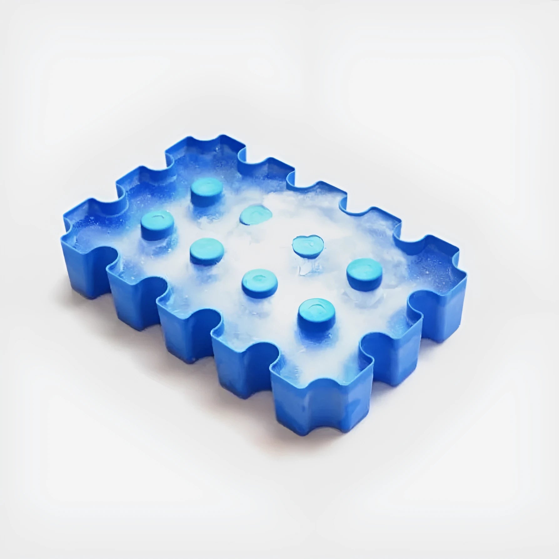 Blue PP plastic outdoor ice tray measuring 34 by 22 by 6 cm for camping and barbecue use