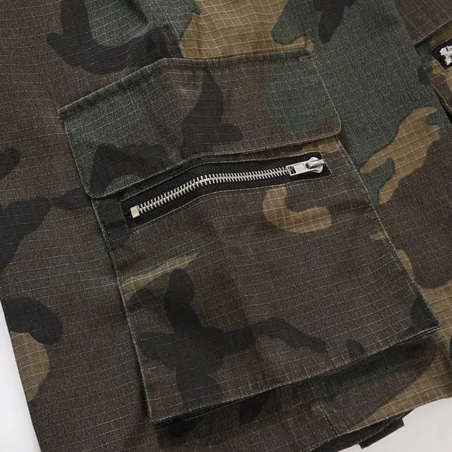Men's cotton camouflage workwear shorts in green H215 with multi-bag pockets and loose fit