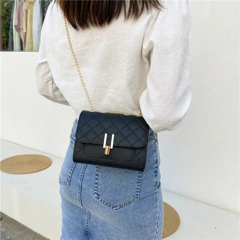 Minimalist PU crossbody bag with diamond lattice chain strap in solid colour