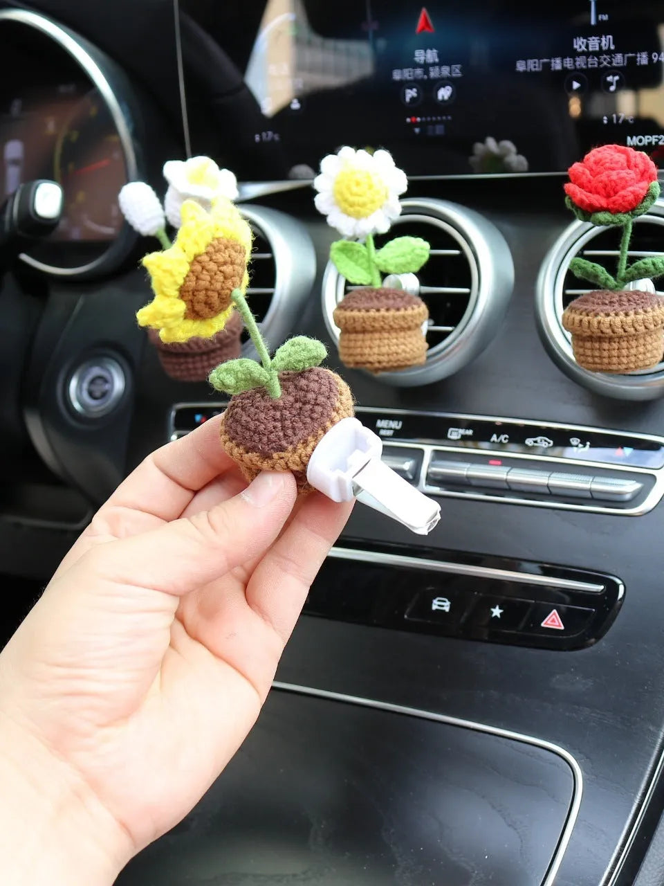Creative wool potted plant car air outlet clip aromatherapy pendant in floral tone, 4x8cm