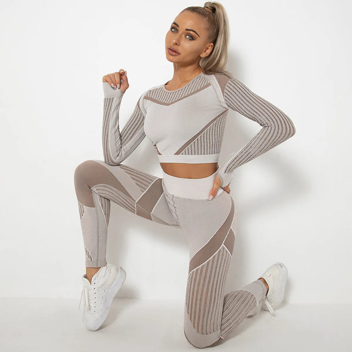Seamless knitted long-sleeved yoga suit in nylon and spandex fabric