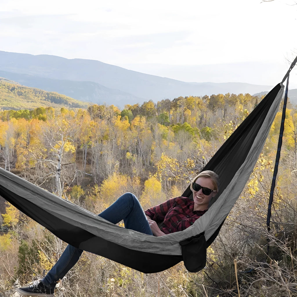 Double parachute hammock 300x200cm in 210T nylon with tree straps on a tree